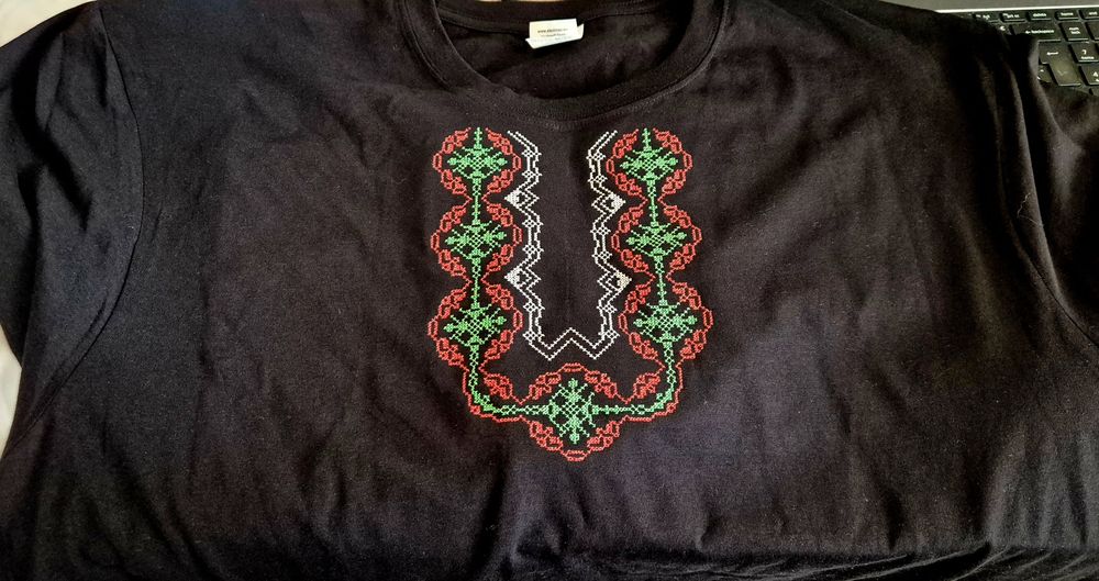 Тениска с бродирана шевица