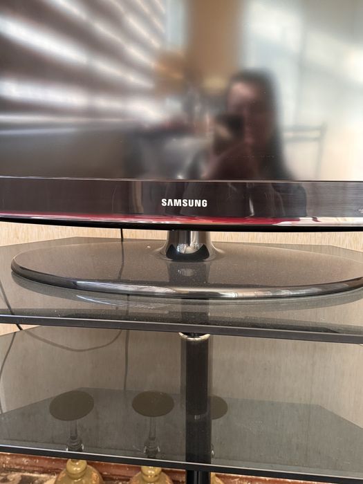 Продам телевизор с подставкой