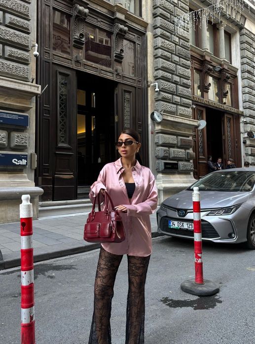 Изчистена сатенена риза налична в размер  S/M/L/XL