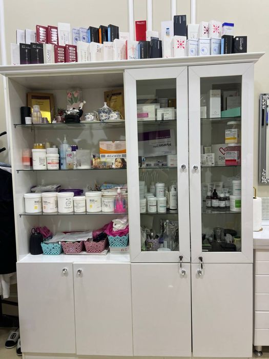 Продается шкаф в отличном состоянии.  Дверь закрывается на ключ