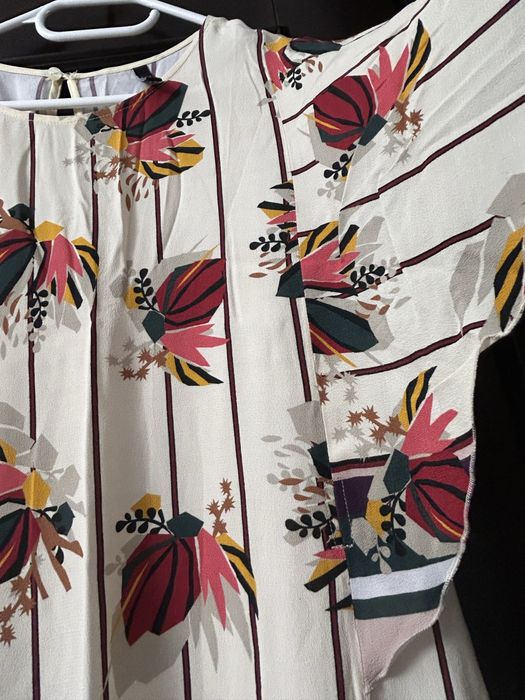 Rochie vascoza foarte frumoasa in stare foarte buna.