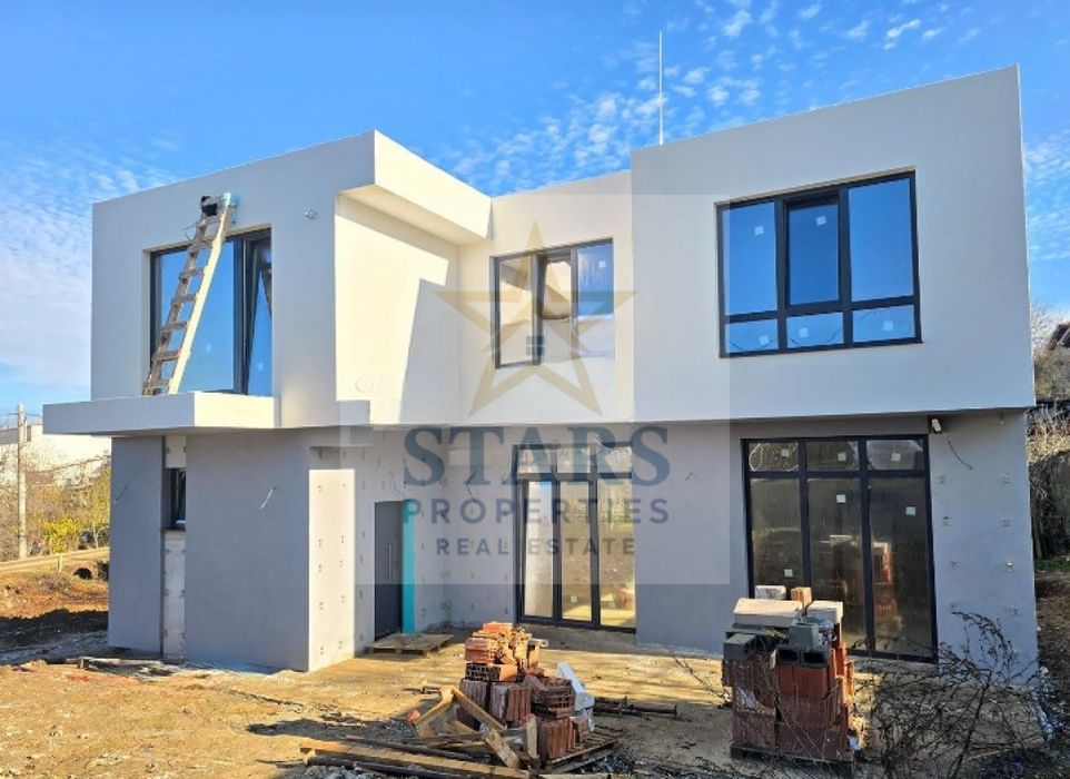 Продажба Къща гр. Аксаково - с. Яребична 175m² и двор 580m²