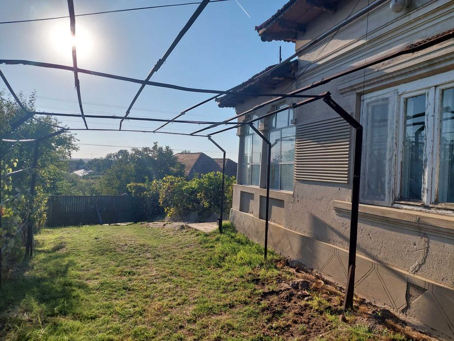 vand casa si 2 hectare teren in curte