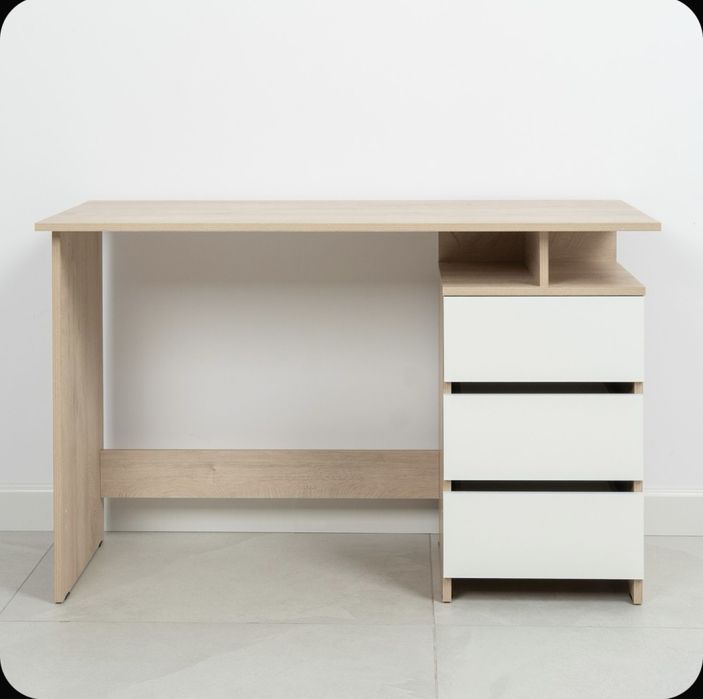 Современный письменный стол с ящиками