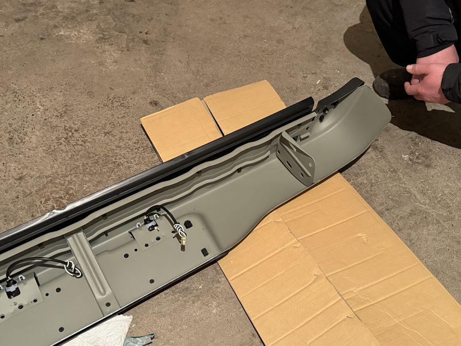 Бампер задний оригинал Hilux 2015