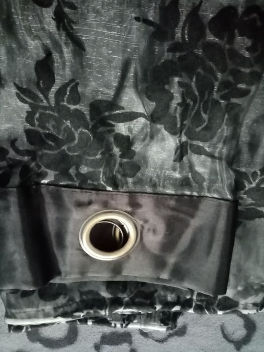 Perdea 3ml gri cu flori catifea negre