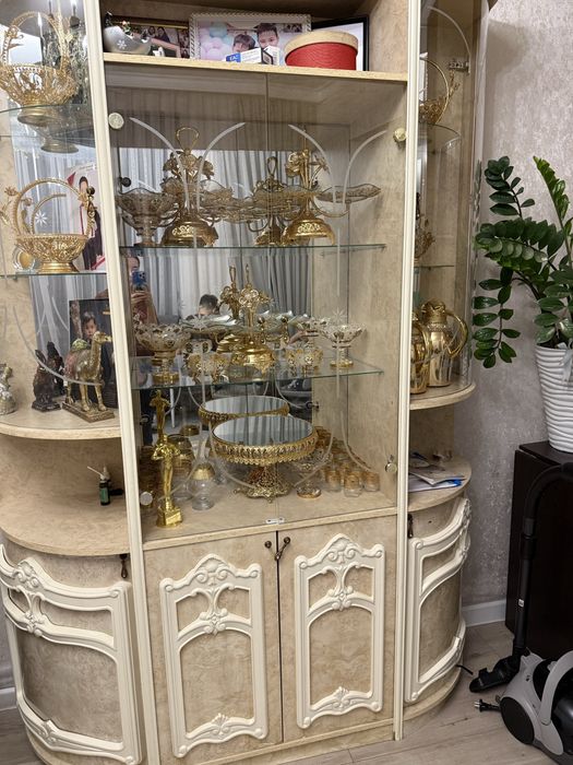 Посудный шкаф для гостинной