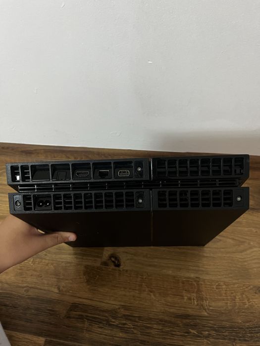 PlayStation 4 slim cu 2 manete controlere si joc fifa 23