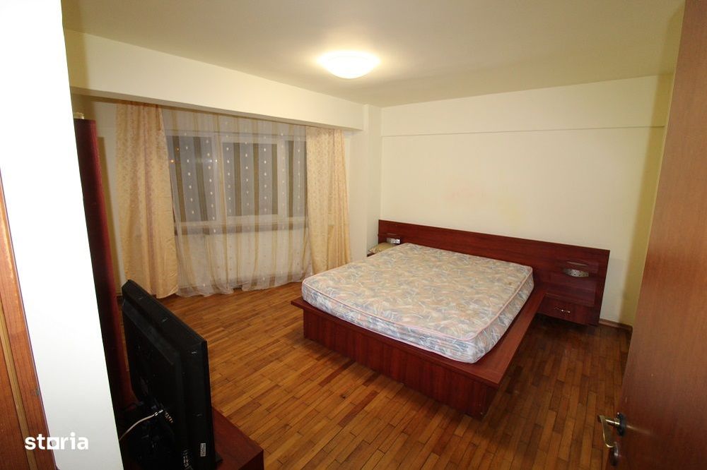 Vând apartament 4 camere în Hunedoara, Micro5/1-Poștă, parter înalt...