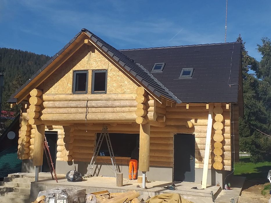 Casa din bustean și terase din lemn masiv