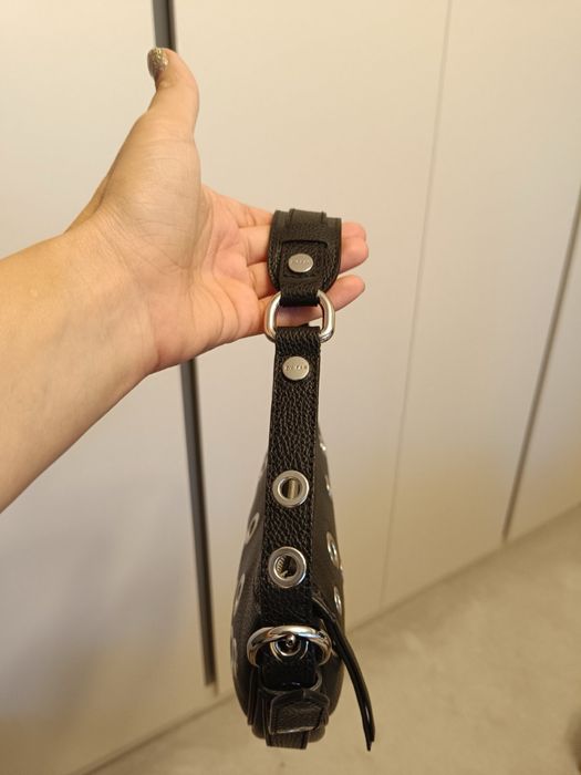 Впечатляващи Нови Чанти на BY FAR и шалове от алпака вълна