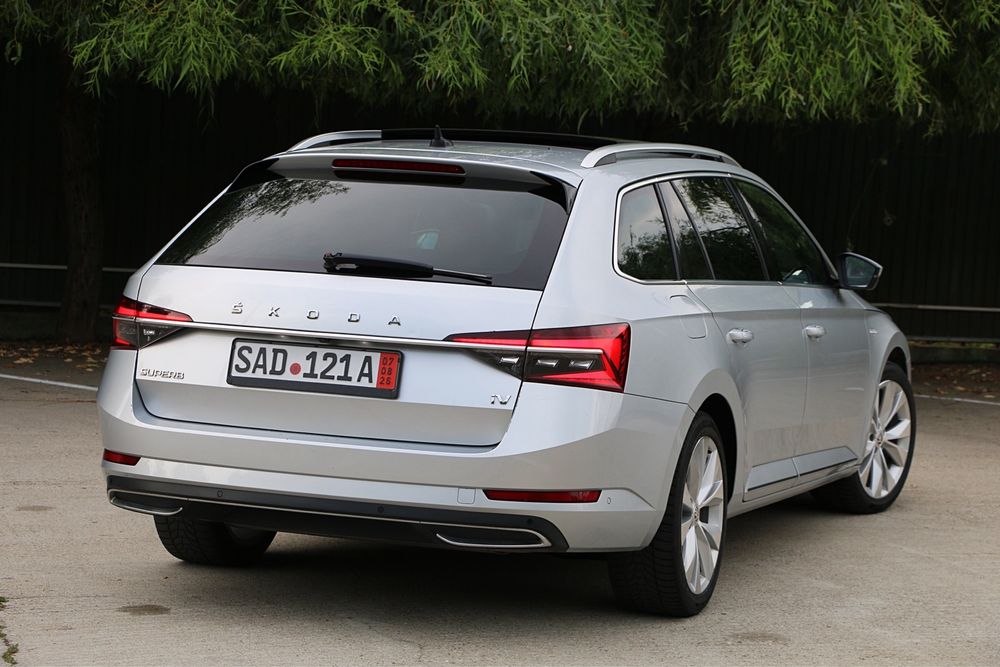 Skoda Superb Skoda Superb LAURIN&KLEMENT  Hybrid 2022 218 CP DSG PANO