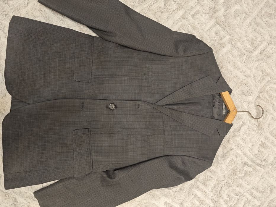 Продам костюм 42