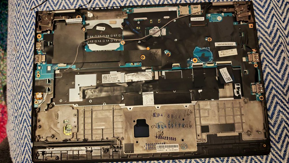 ThinkPad X1 Yoga 2nd 14.1" I7 gen 7  nu porneste placa de baza fara interventii