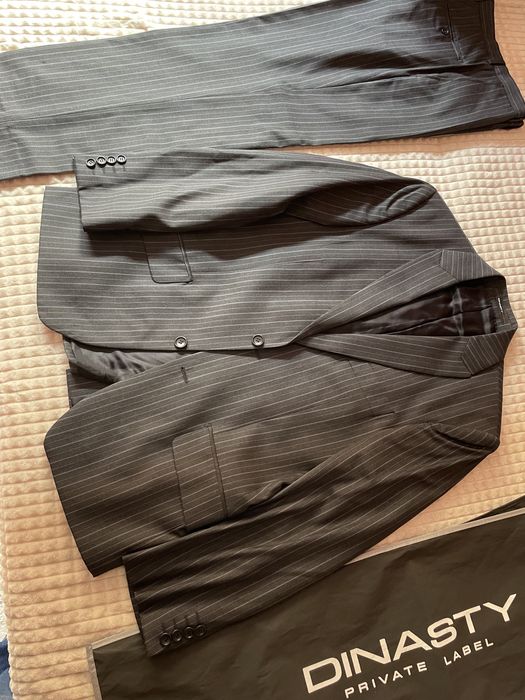 Costum barbati Dinasty 46