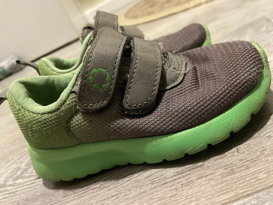 Продаю кроссовки детские