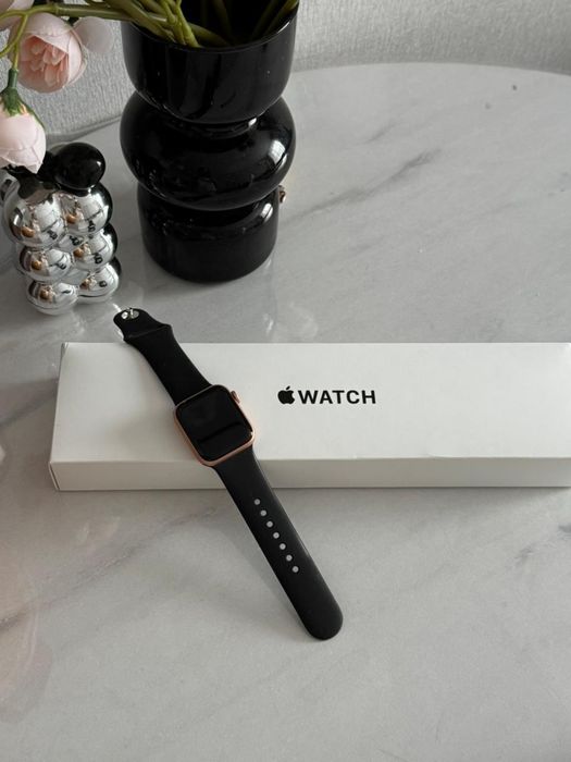 Продам смартчасы Apple watch SE