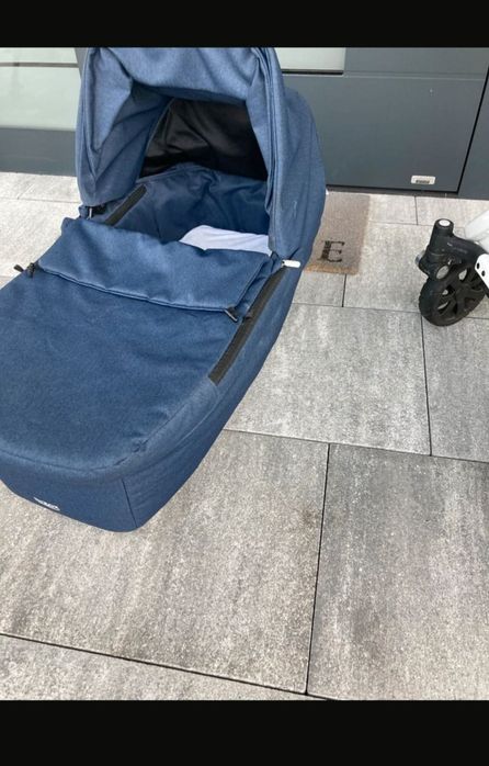 Cărucior + scoică + bază Isofix.