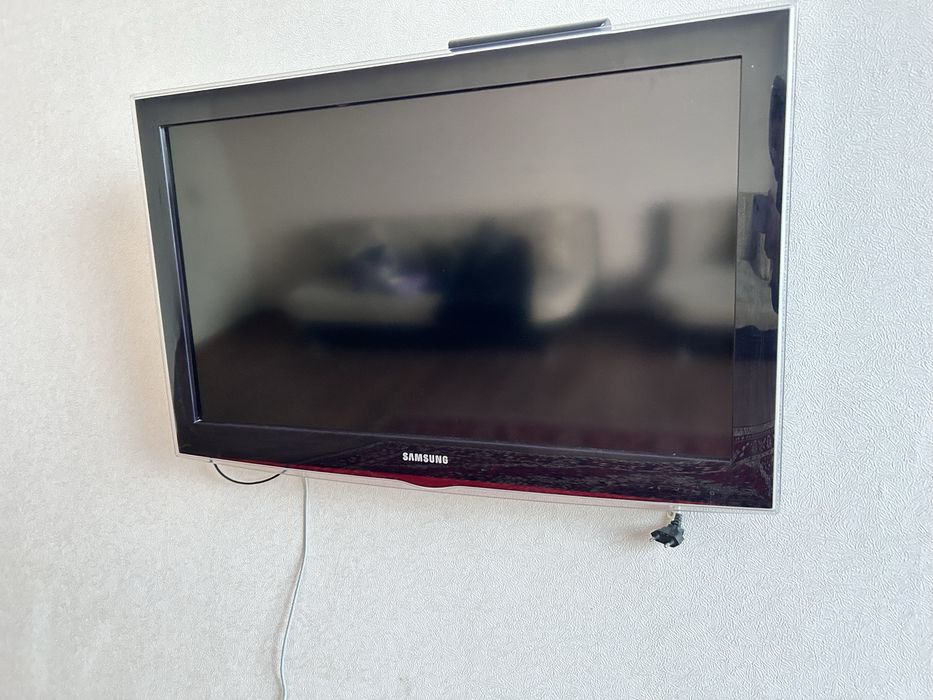 Телевизор Samsung 93 см