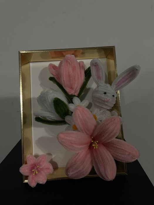 tablou de paste cu flori si iepuras din sarma plusata