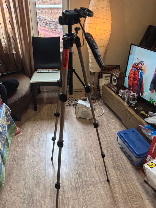 Статив за фотоапарат и камера