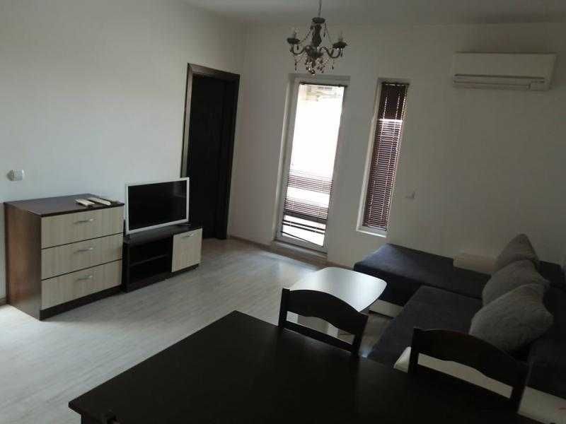 Тристаен апартамент в Лазур