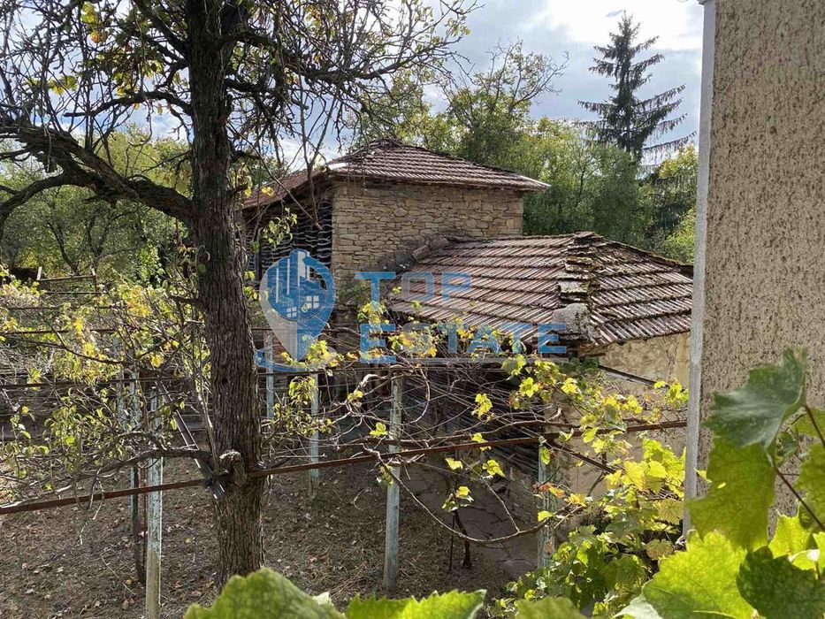 Двуетажна тухлена къща в село Буря, област Габрово