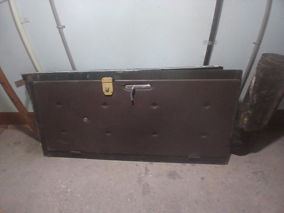 Продам дверь , советская с рамой