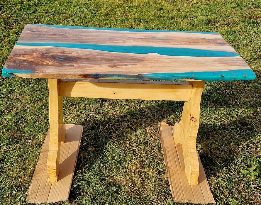 Masă unicată din lemn de nuc si răsină epoxidică