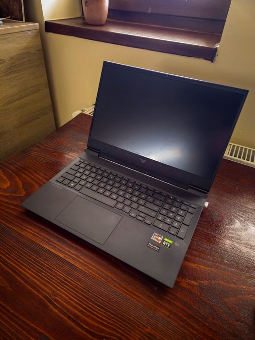 Vând laptop gaming HP Victus 16 – RTX 3060 / Ryzen 7 5800H