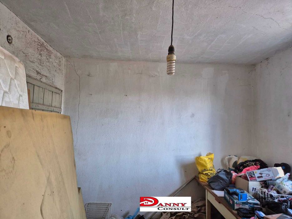 Къща с 5800 кв.м. двор в с. Климентово, обл. В.Търново