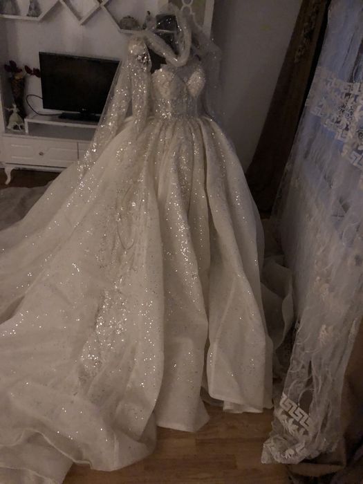 Este o data purtată cum este in poze așa arată
