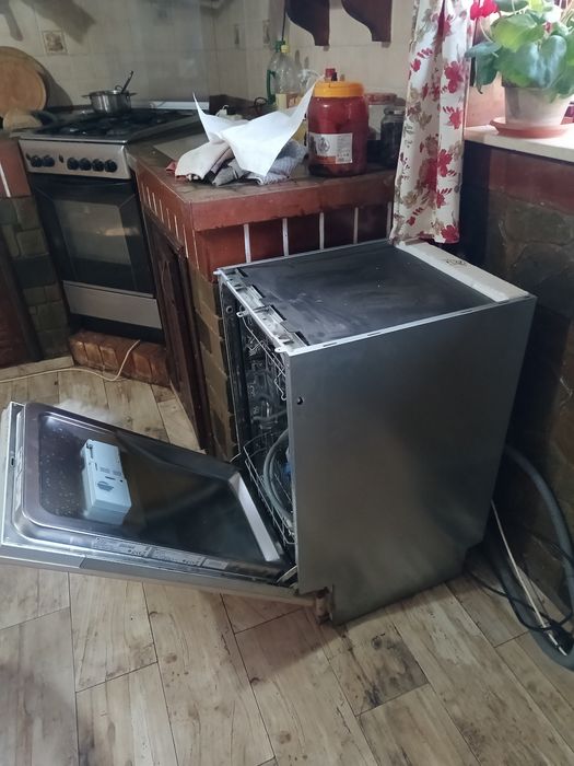 Vând mașină de spălat vase.