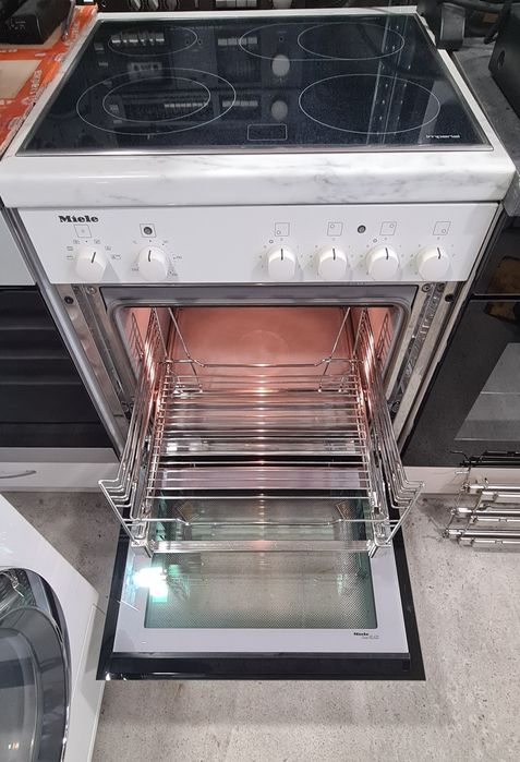 Фурна за вграждане Miele H311e с керамични котлони
