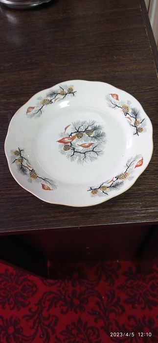 Продам тарелки 9 штук