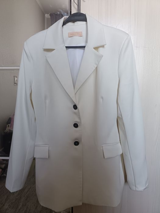 Продаётся белый пиджак почти новый
