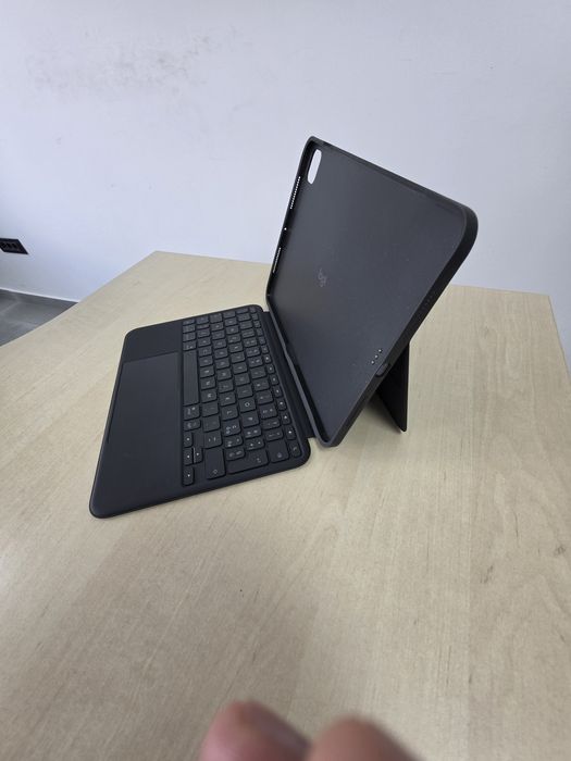 Logitech Combo Touch cu tastatură și track pad detasabile pentru iPad 11 PRO M4