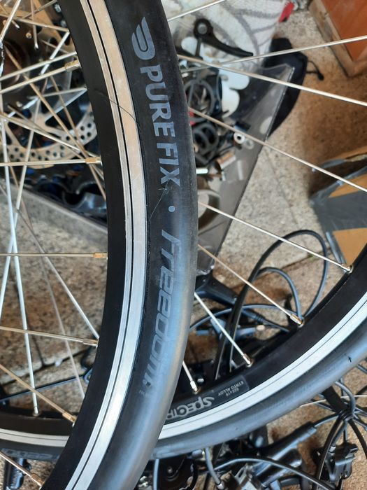 Roți de 28  cu frană pe disc jențile capsate cu cauciucuri bune