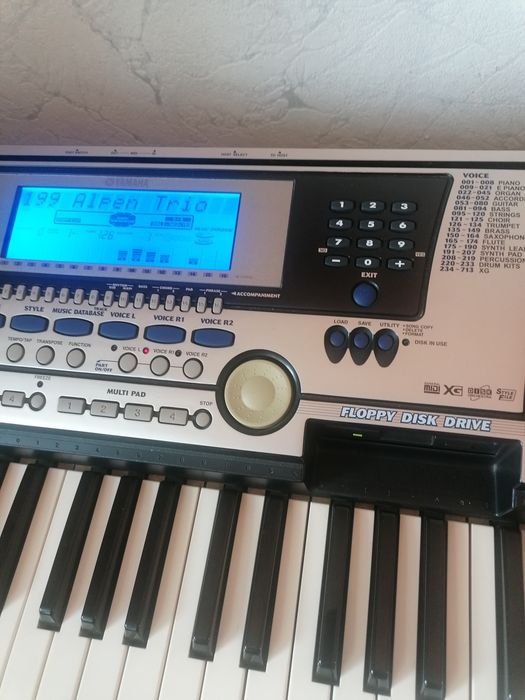 Продам синтизатор Psr-550