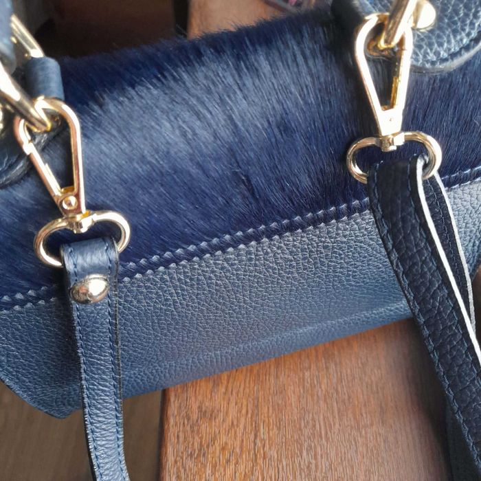 Тъмно синя чанта с капак от естествен косъм