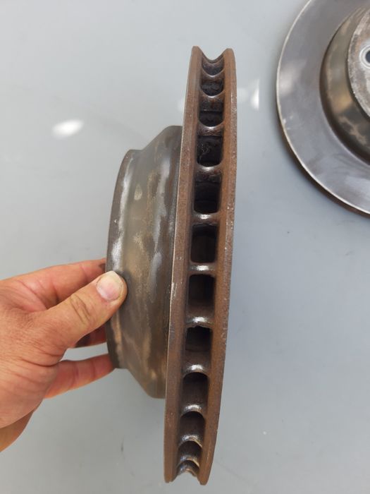 Задни дискове Volkswagen Touareg 5.0тди 330мм почти нови оригинал