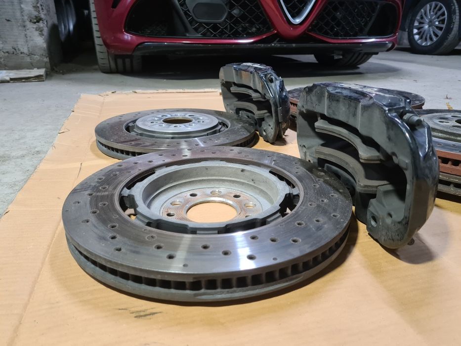 Спирачни апарати Брембо 6 бутално и 360мм дискове Алфа Джулия 2.9 QV