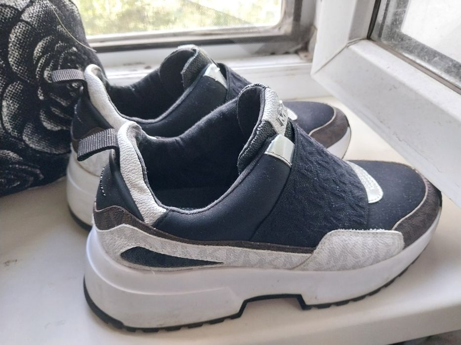 Продам кроссовки Майкоп корс оригинал