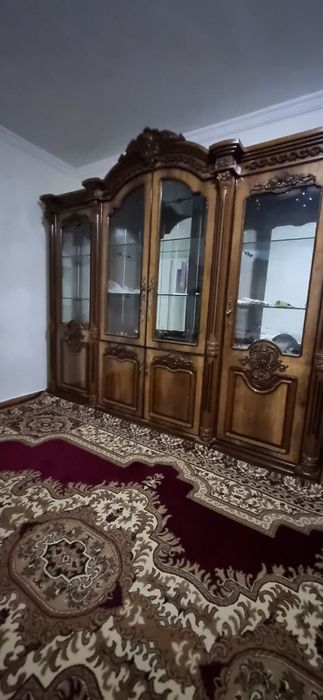 Стенка катта 4та ешикли ичида полкаси ойна ешикларида ойна