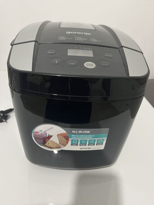 Masina de facut paine ( nici folia nu sa luat de pe ea)