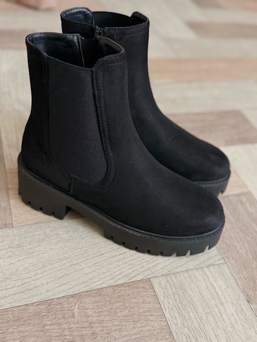 Продам женские ботинки