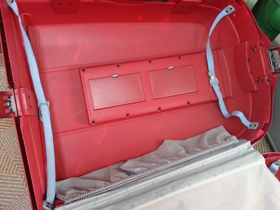 Продавам марков куфар EMINENT на колелца с код за заключване