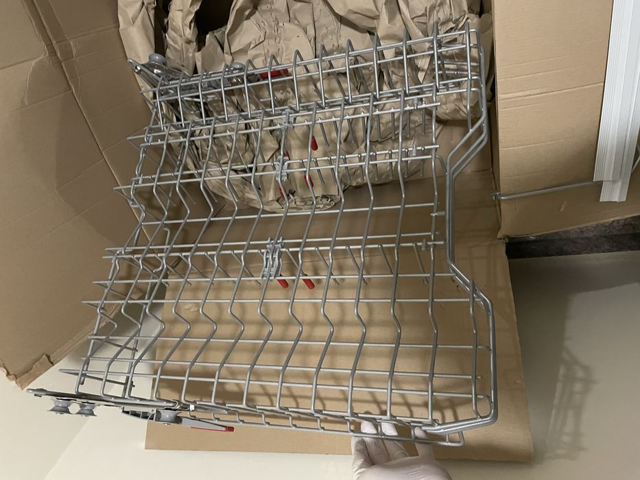 Горна кошница рафт чекмедже  от съдомиялна Bosch поставка за чаши Бош