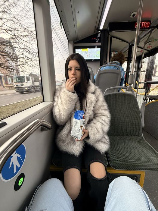 Vand blana zara in conditii superioare,vine la pachet cu fata