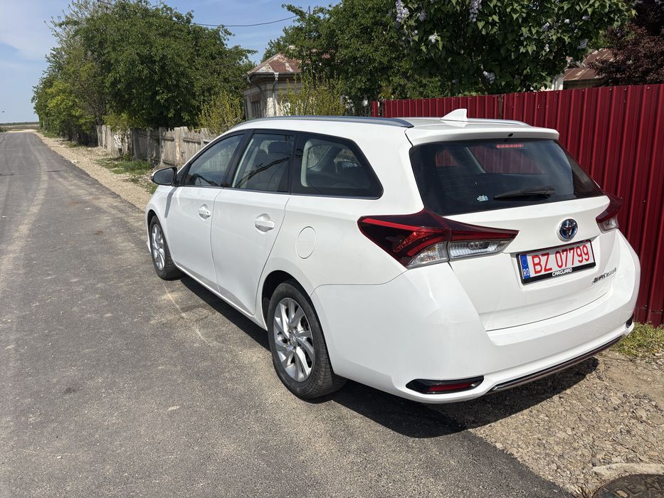Toyota Auris 1.8 Hybrid (accept variante doar cu vulcanizare mobila )
